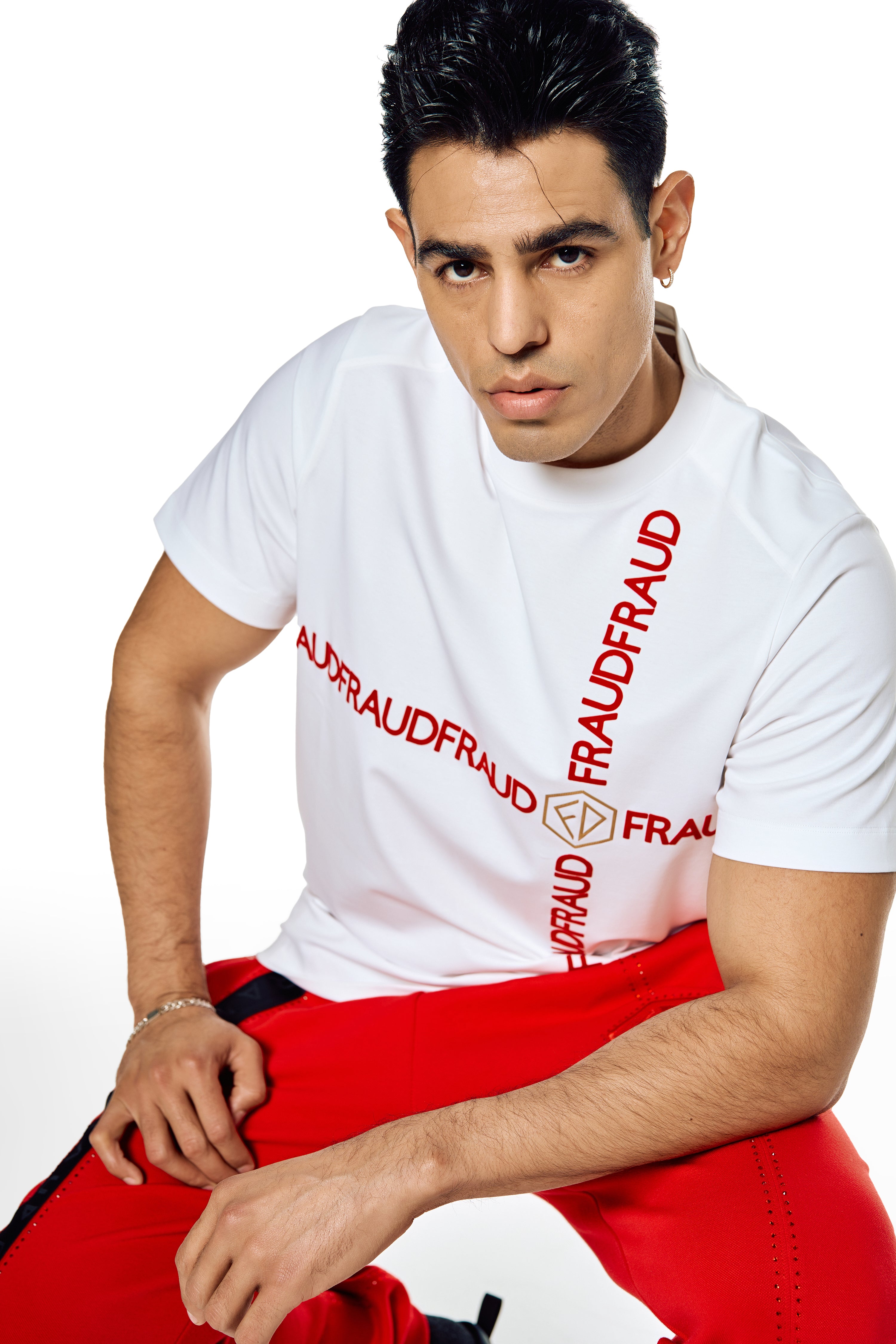 SHORT SLEAVE T-SHIRT WHITE WITH RED DECORATION